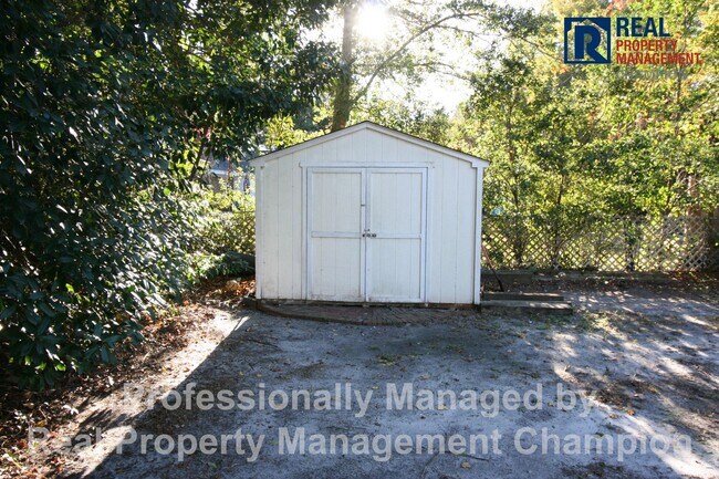 Building Photo - Updated 3 BD/2BA Home w/Spacious Rooms and...