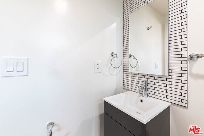 Building Photo - 758 1/2 N Ridgewood Pl