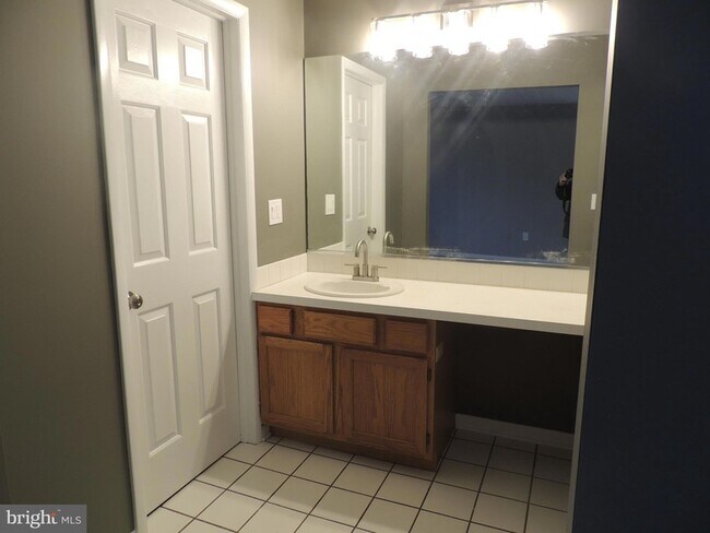 Building Photo - 404 Pinebrooke Cir