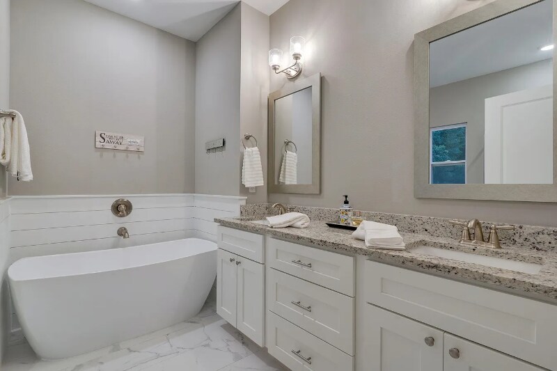 Building Photo - 624 W 7th Ave