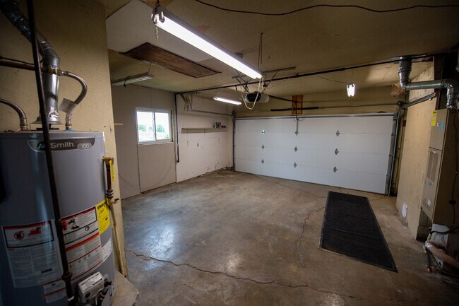 Building Photo - Lovely 3 Bed / 2 Bath in Private Setting--AVAILABLE NOW!!!