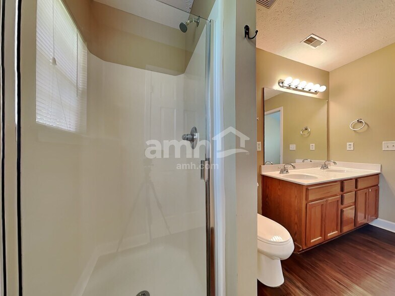 Building Photo - 6012 Mountview Dr