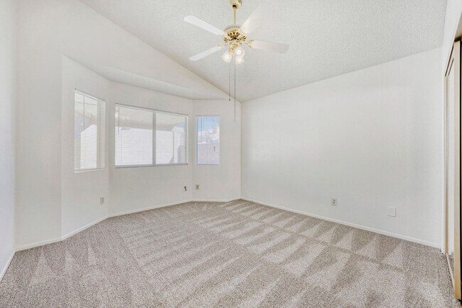 Building Photo - Newly painted and new carpet!