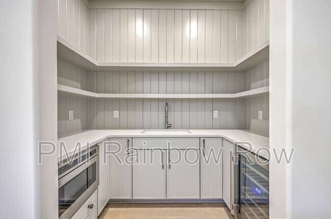 Building Photo - 755 Adluh St