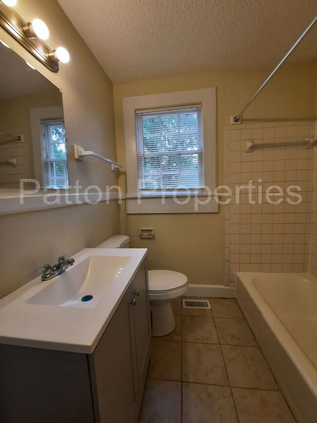 Building Photo - College Place Home