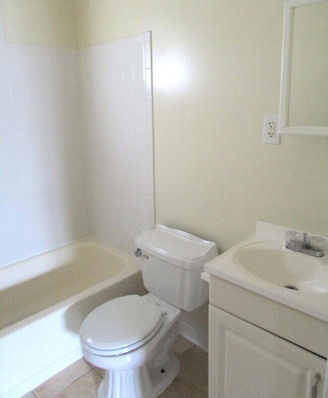 Building Photo - 1911 Lakeview Ave