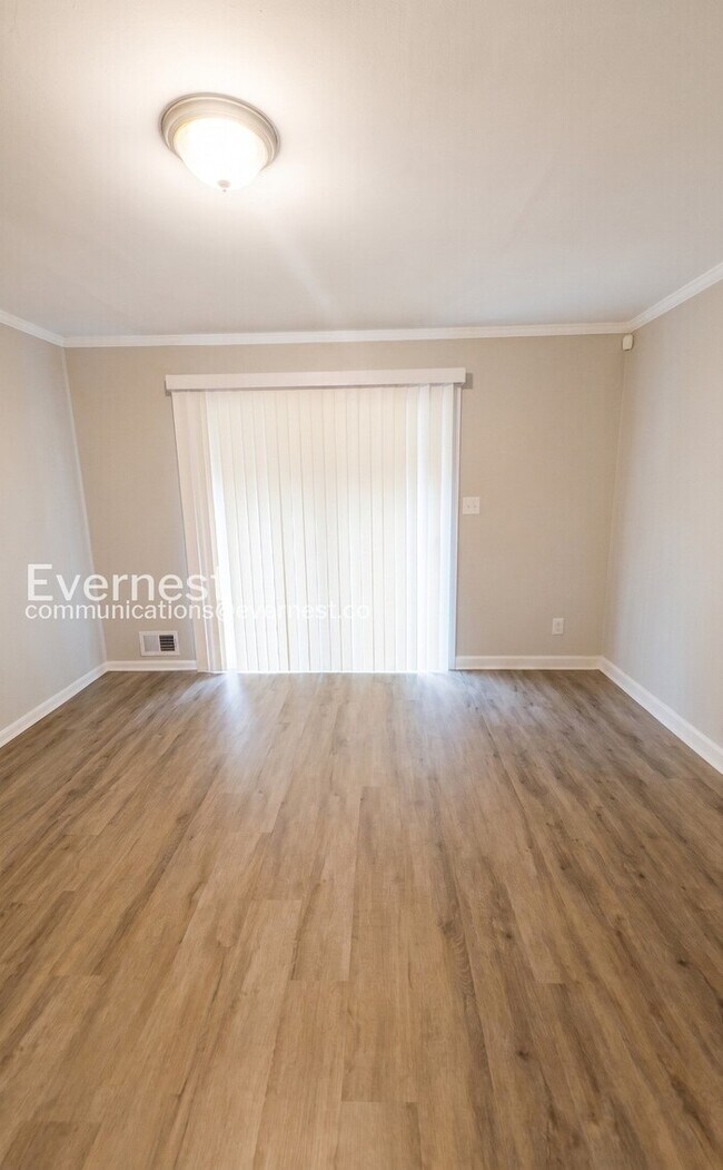 Building Photo - 3-Bed/1.5-Bath Modern Upgrades/ Pet Friendly/Available Now!