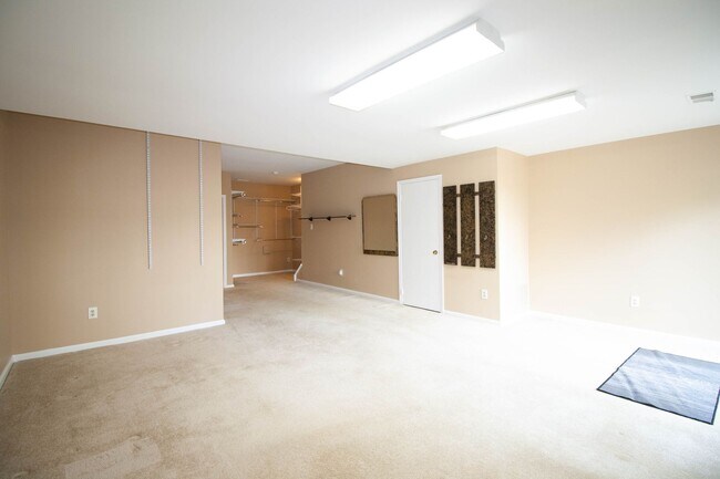 Building Photo - Gorgeous and updated 3Bd/2.5Bth townhome in the Town of Forest Hills! w/2 assigned parking space!