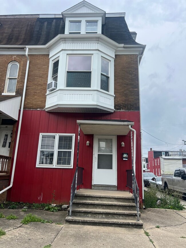 Building Photo - 758 W King St