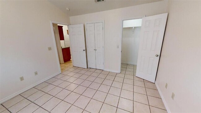 Building Photo - 412 Burleson St