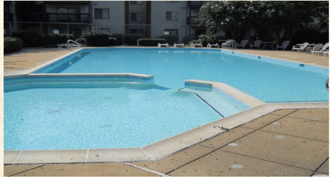 Building Photo - Beautiful 2 Bedroom Condo in Hampton Club ...