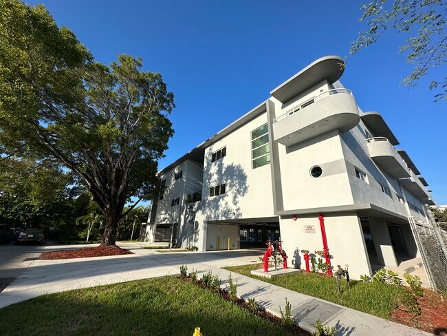 Building Photo - 641 Palmetto Dr