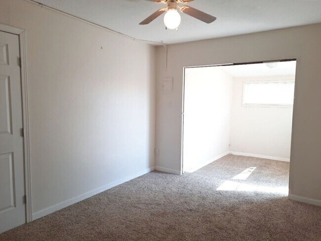 Building Photo - 560 Estancia Dr NW