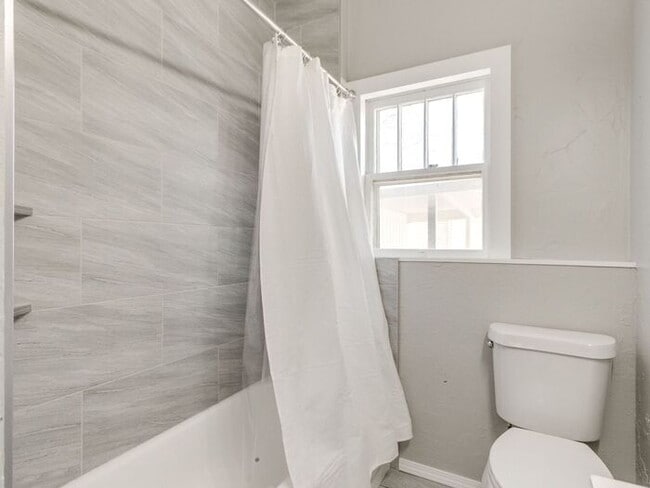 Building Photo - Renovated 3-bedroom, 2-bath home located in the heart of Edmond!