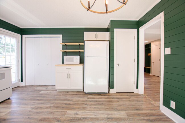 Building Photo - Updated Three Bedroom!