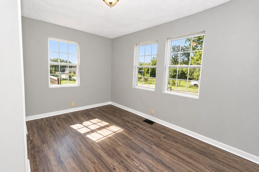 Building Photo - 2700 N Orchard Knob Ave