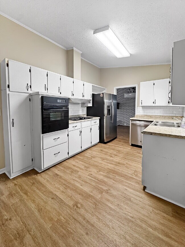 Building Photo - Newly Remodeled Home in the Heart of Gainesville – Available Now!