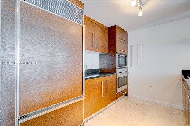 Building Photo - 495 Brickell Ave