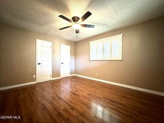 Building Photo - 10288 Lakeview Dr