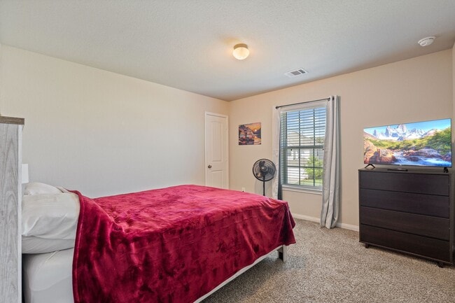 Building Photo - 2221 Raider Dr