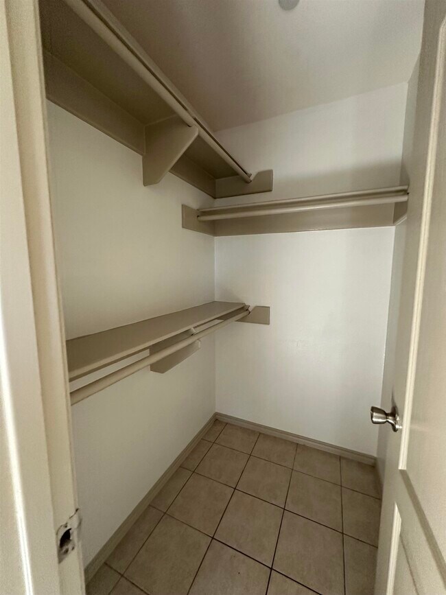 Building Photo - 1610 E Plum St