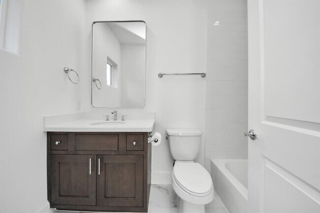 Building Photo - 4005 Woodshire Vlg Ests