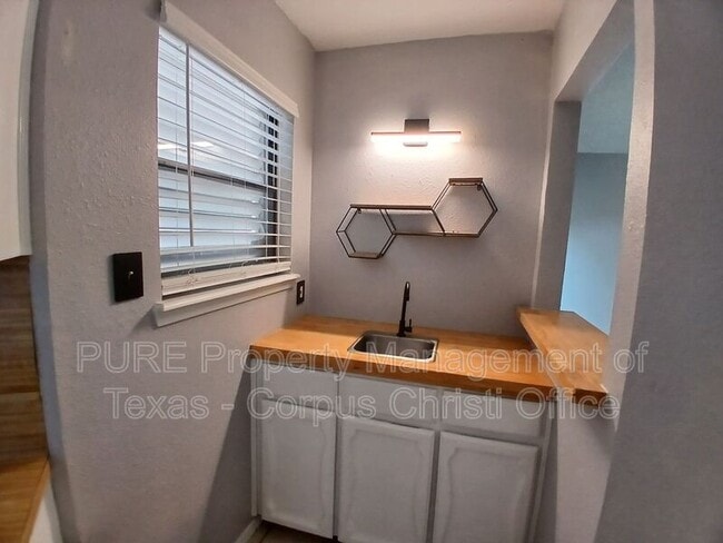 Building Photo - 4033 Sandy Hollow Creek Dr