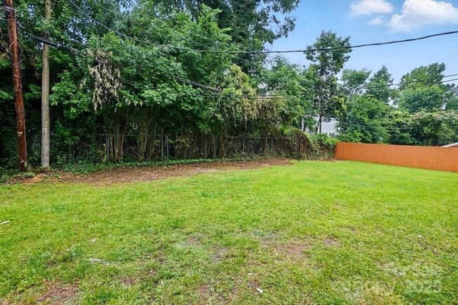 Building Photo - Charming 2BR Duplex in Charlotte