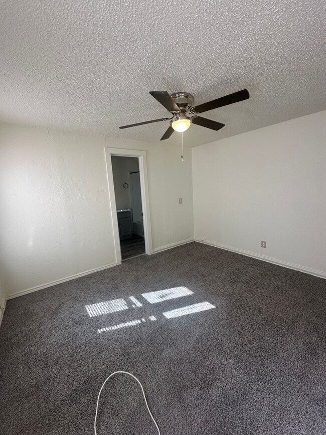 Building Photo - Spacious 4 Bedroom!