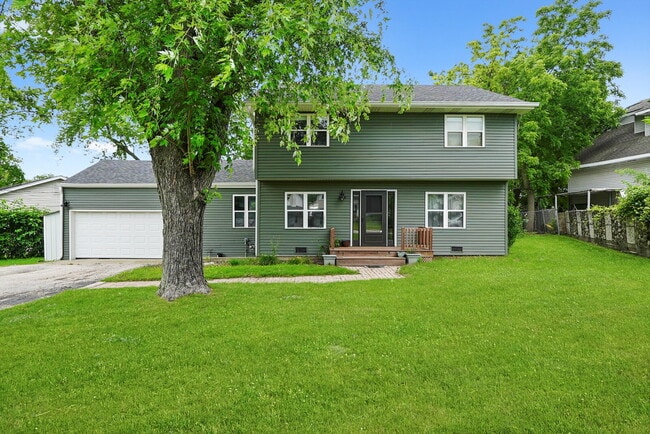 Primary Photo - Stylish 4-Bedroom Home with Room to Work, ...
