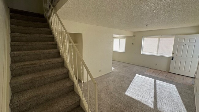 Building Photo - 2 bed, 1 Bath, 900 sqft with washer/dryer hookups and 1 car garage