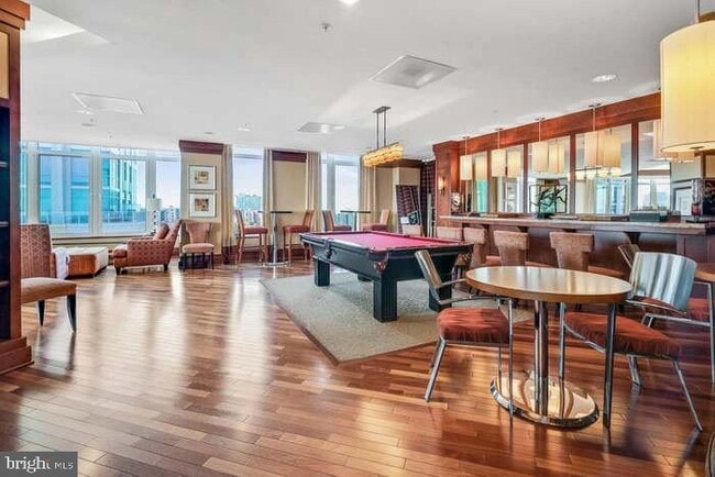 Building Photo - 8220 Crestwood Heights Dr