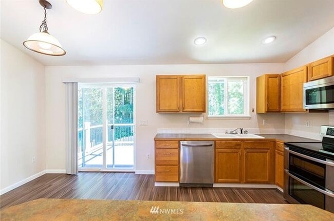 Building Photo - Spacious 3-Bedroom Home Near Horseshoe Lake