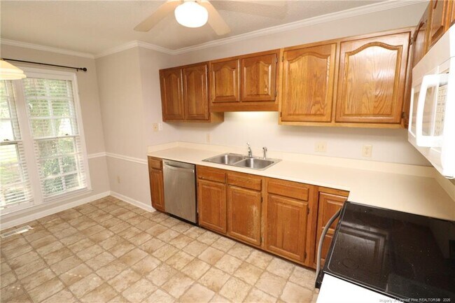 Building Photo - 118 Planetree Ln