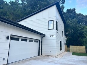 Building Photo - **OFFERING 50% OFF FIRST MONTH'S RENT** Br...