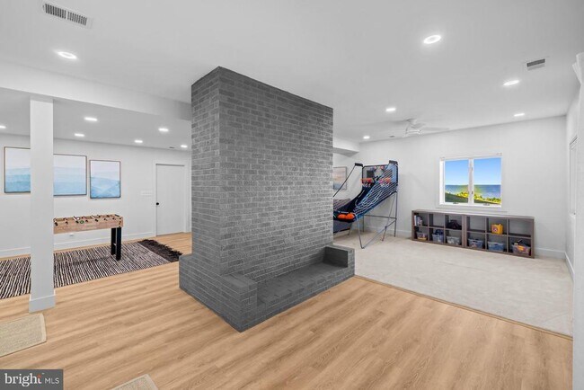 Building Photo - 5510 Beach Dr