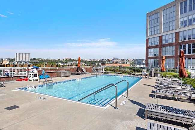 Building Photo - 1100 Maxwell Ln