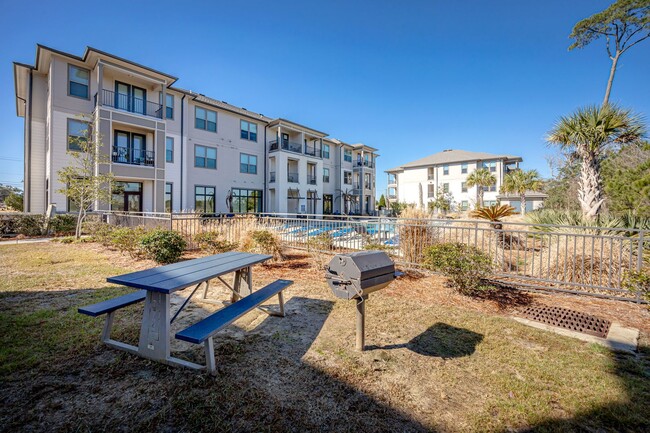 Building Photo - Coastal living right in the middle of Ocea...