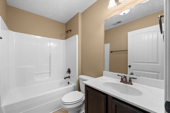 Building Photo - Three Bedroom with Bonus!