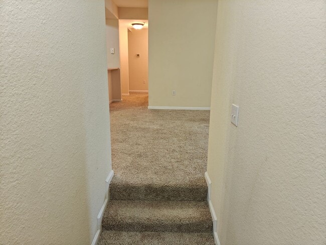 Building Photo - Beautiful 3 Bedroom, 2 Bathroom Townhome with Garage – Pet Friendly!