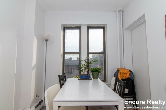 Building Photo - 448 Park Dr