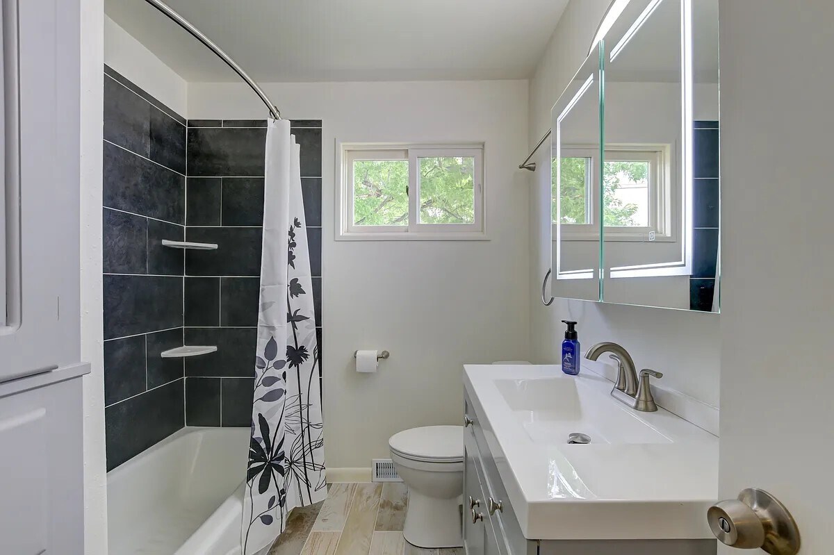 Upstairs Bathroom - 1371 E Bates Ave