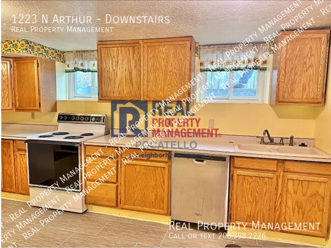 Building Photo - 1223 N Arthur-Downstairs