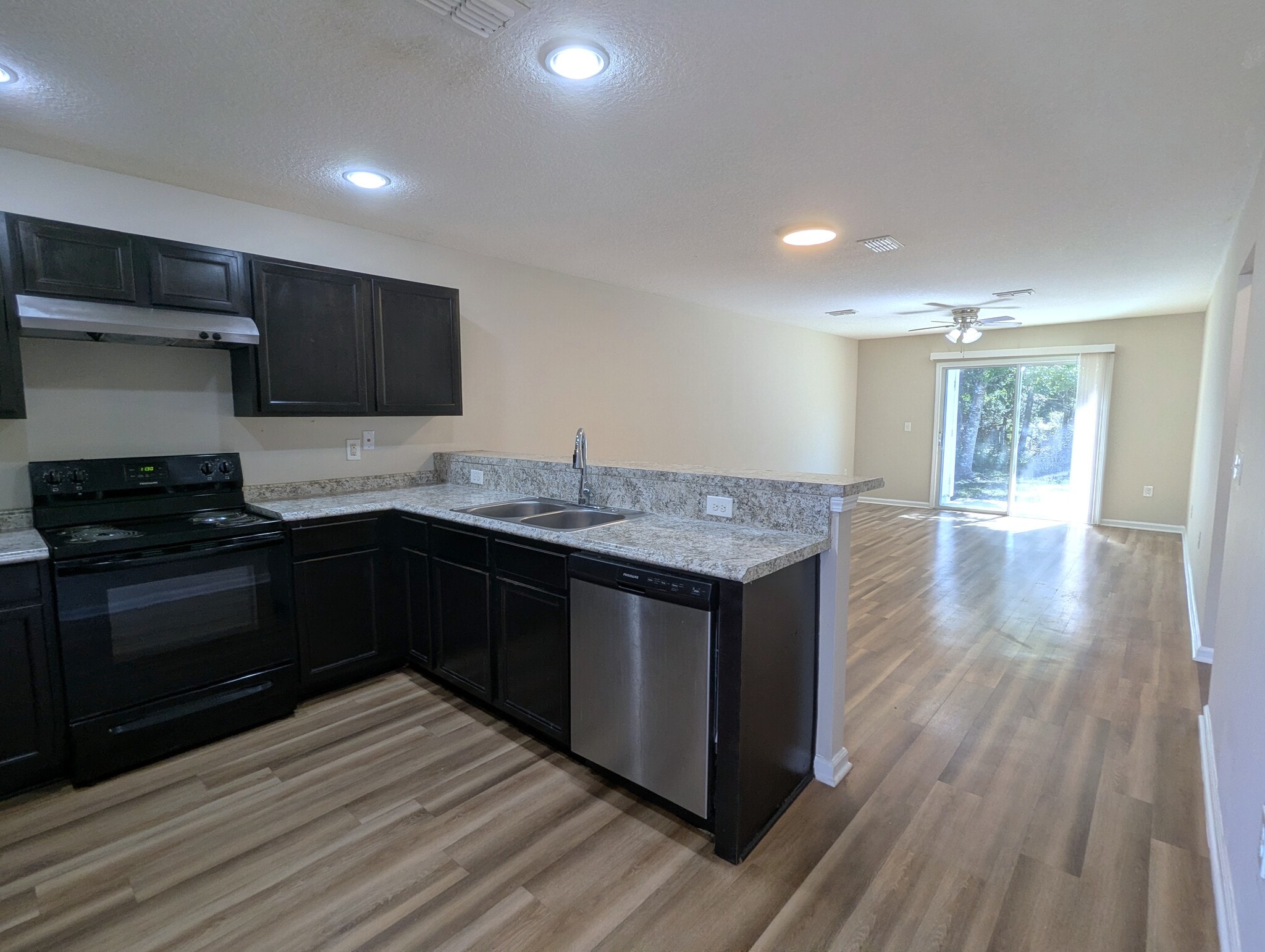 Building Photo - 115 Plantation Point Dr