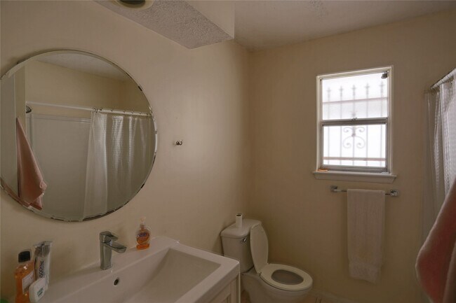 Building Photo - 6214 Grandvale Dr
