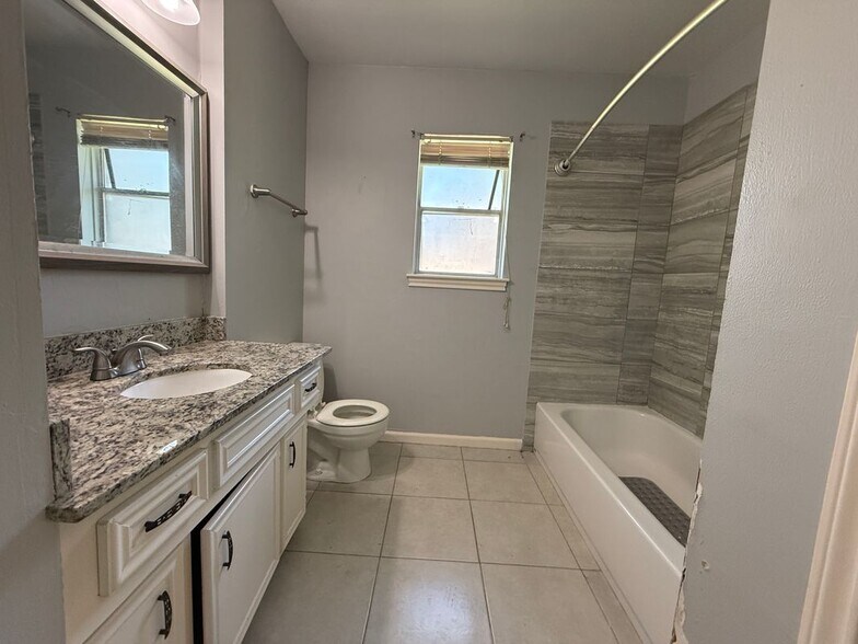 Building Photo - 422 Gamewood Dr