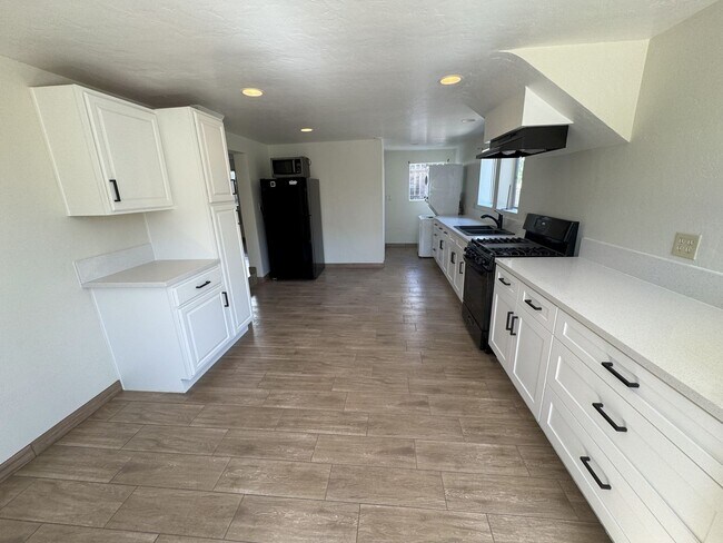 Building Photo - POINT LOMA HOME 4br-2.0 baths located on l...