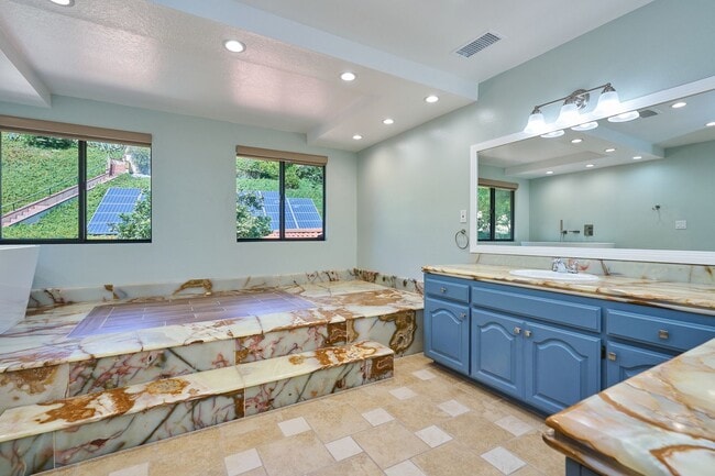 Building Photo - Aqua Vista - Entertainers Playhouse