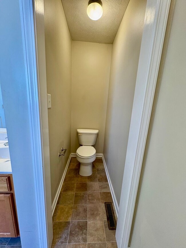 Building Photo - Nice home awaiting you to call home today- close to shopping and dining