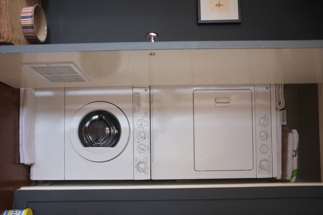 Building Photo - 257 S Spring St